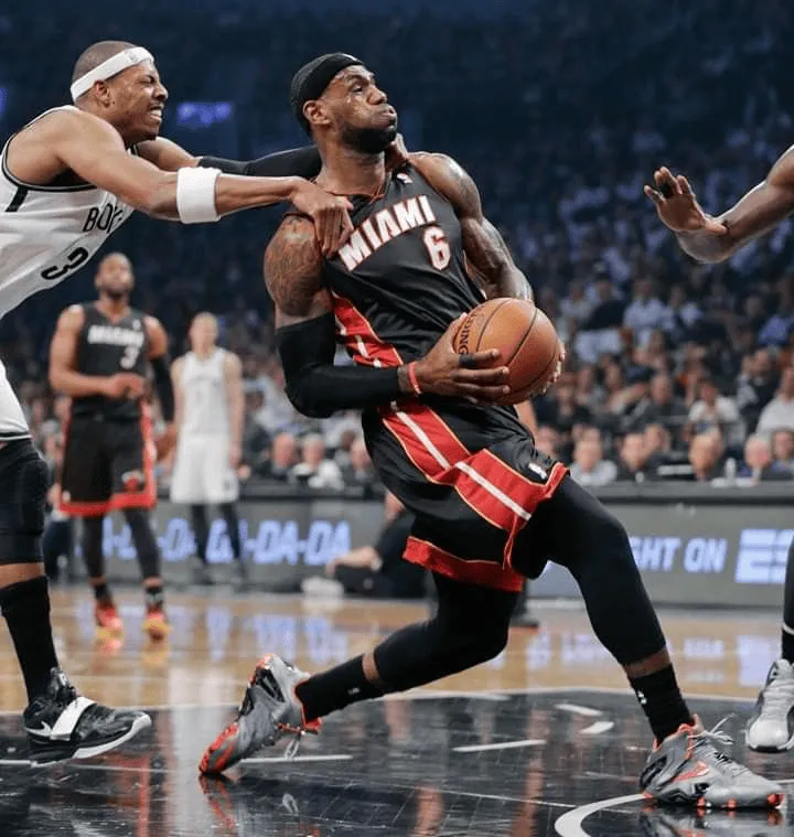 爱游戏平台体验关于詹姆斯巅峰对决,穆古鲁扎与30激战塞尔维亚队分钟,绝杀胜负难料!的信息