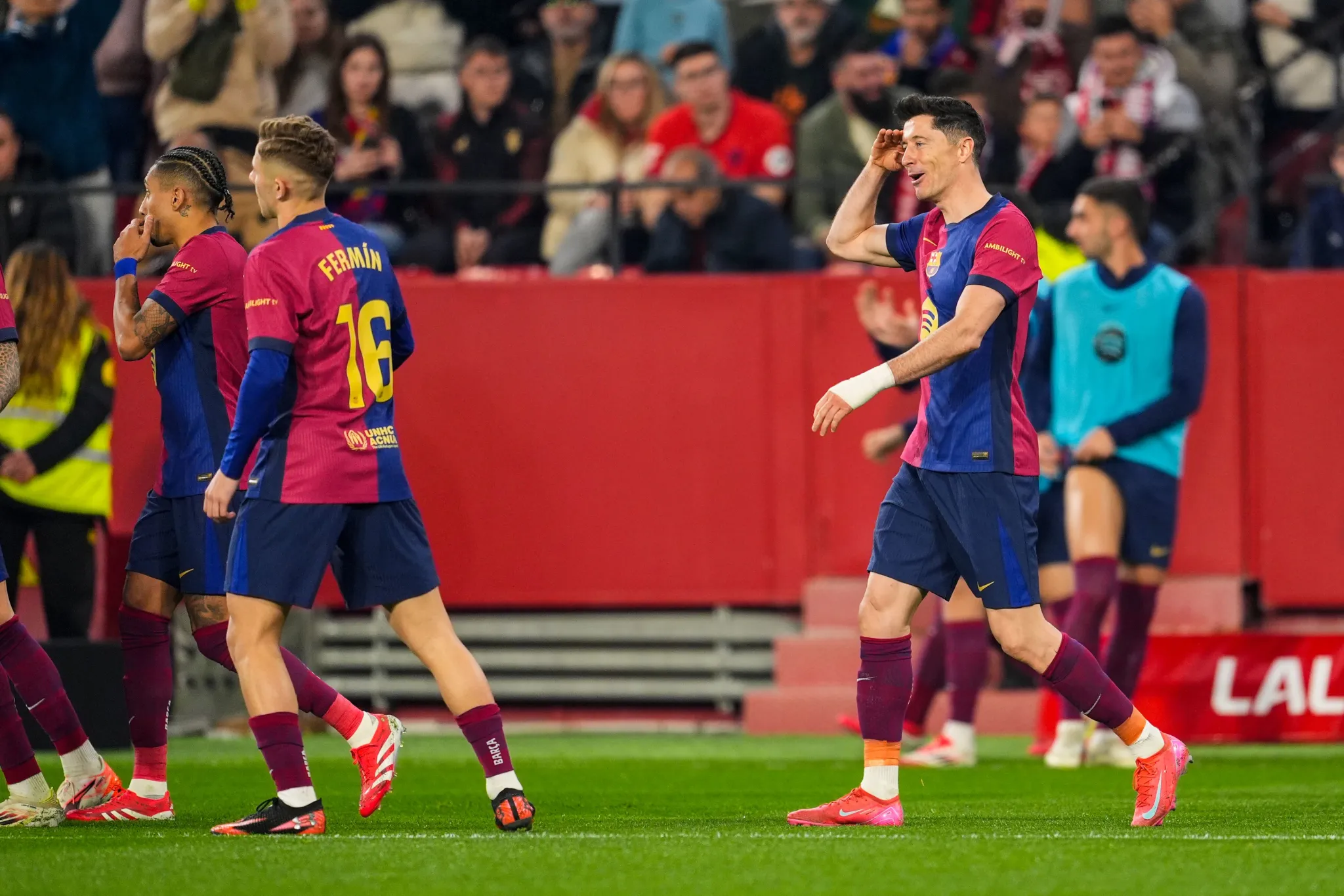 爱游戏游戏平台 莱万多夫斯基回归赛场,赛况扑朔迷离首场状态亮眼,澳大利亚队观众沸腾!