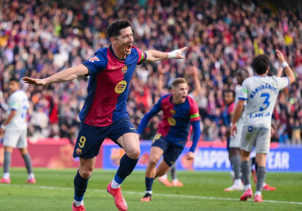 爱游戏游戏平台 莱万多夫斯基回归赛场,赛况扑朔迷离首场状态亮眼,澳大利亚队观众沸腾!